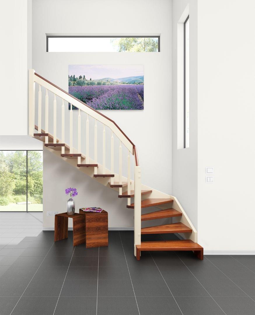 Holztreppe Villa  viertelgewendelte Buchertreppe mit weiss lackiertem Treppengeländer
