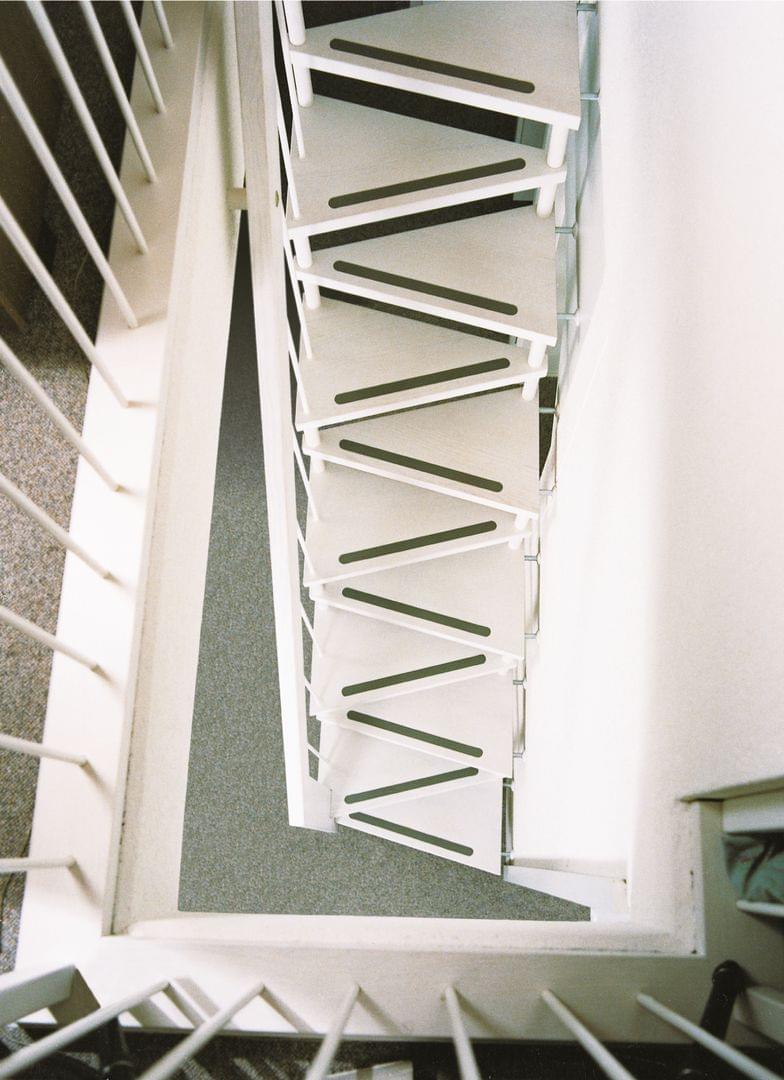 Sambatreppe weiß lackiert System Treppenmeister mit Stufenmarkierung